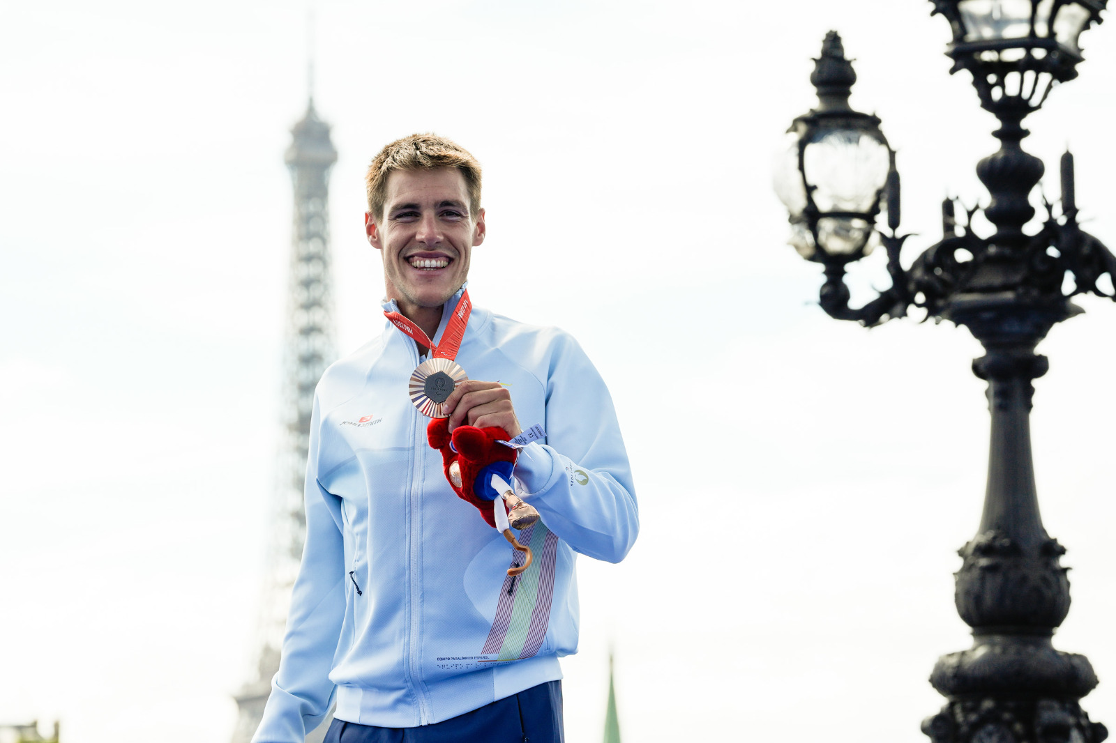 Nil Riudavets con la medalla de bronce. Foto: CPE